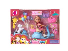 Muñeca articulada con globos y scooter